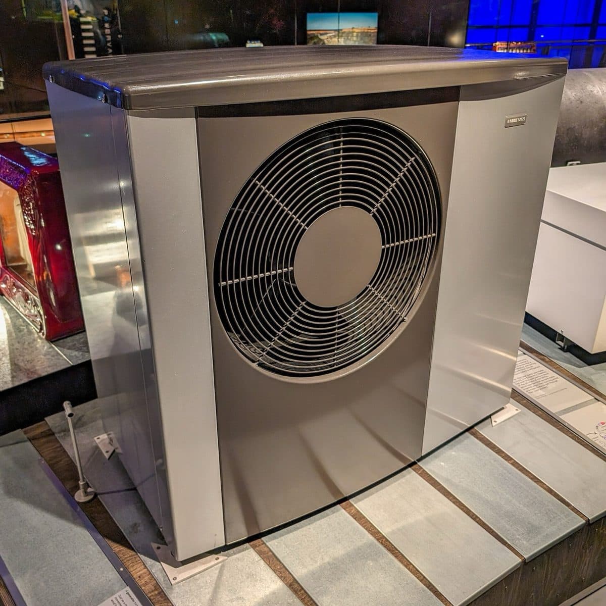 Pompe à chaleur air/eau en façade de maison